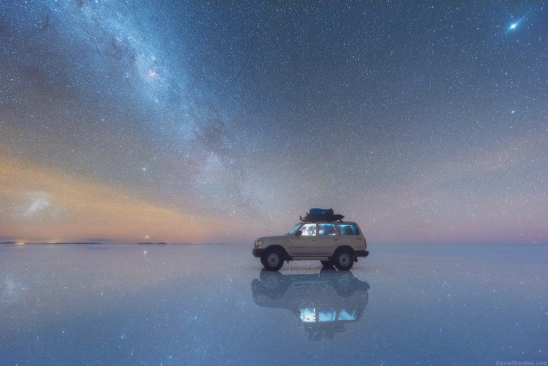 Illustration for article titled Photos of These Bolivian Salt Flats Perfectly Reflect the Night Sky